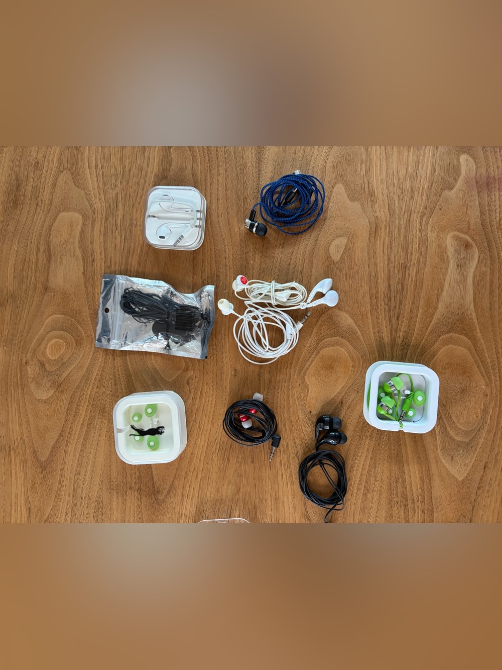 Lot of 8 pairs wired earphones with pin plug-in